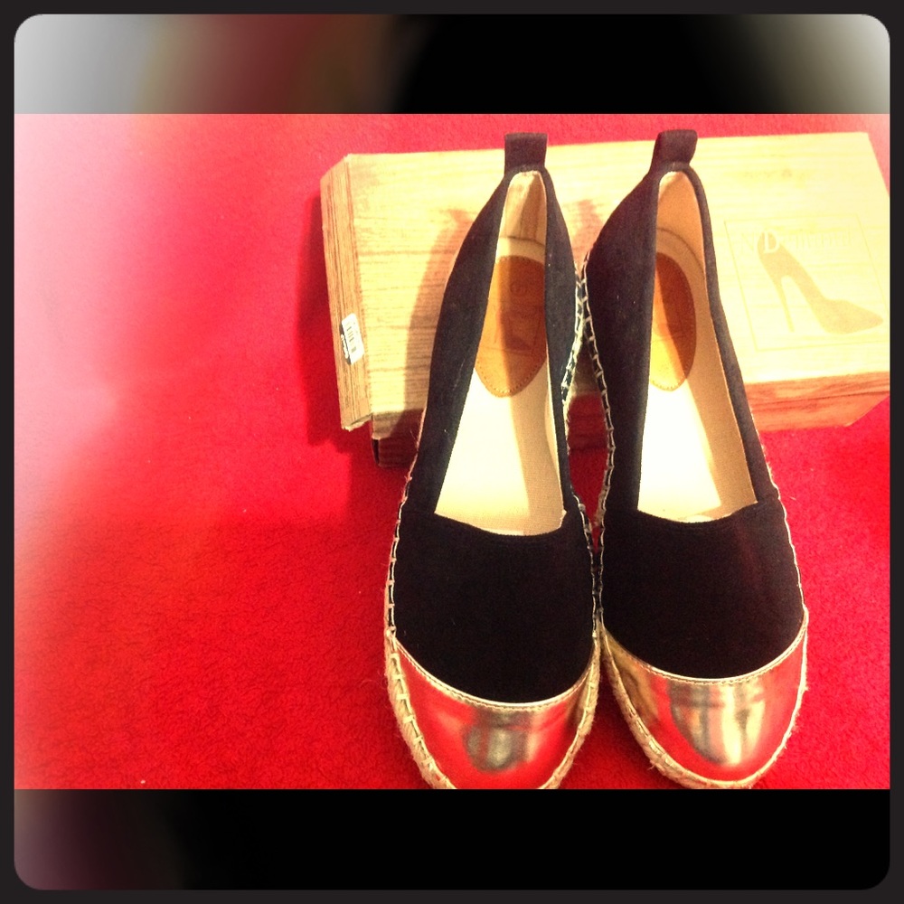 Ladies shoes black and gold size 7